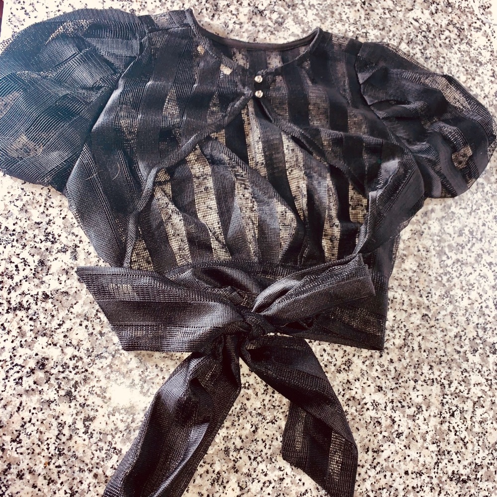 Over mesh top with bow